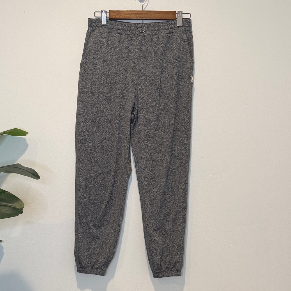 Vuori Women’s Gray Jogger Pants w/ pockets and elastic drawstring waist. Small.